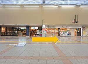 JR改札を出たら右へ進んでください