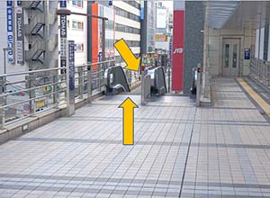 エスカレーターで下ってください