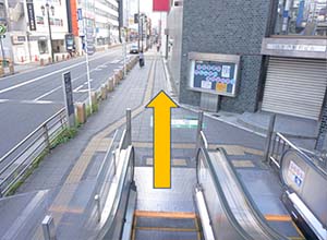 エスカレーターを降りたらまっすぐ進んでください