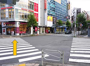 ミスタードーナツ様側に信号を渡ってください