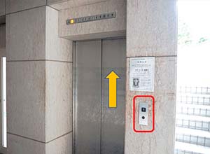 エレベーターで６階に上がってください