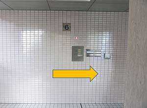 エレベーターを降りたら右へ進んでください