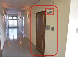 大扉を入ってすぐ右手の６０５号室になりますので、ドアを開けてお入りください