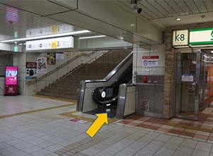 エスカレーターで上がってください