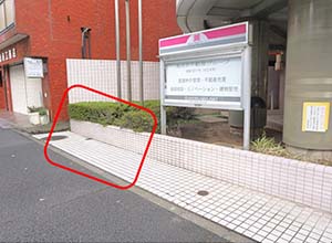 赤枠の場所。建物敷地内から出ないように停めてください